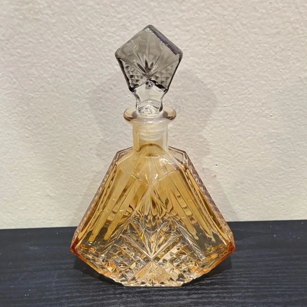 Elegant Glass Decanter with Stopper